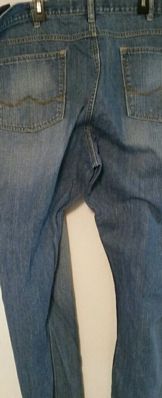 Wrangler relaxed boot fit jeans - Picture 2 of 3